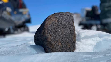 Göktaşı Avcıları Antarktika’da Olağanüstü 17 Kiloluk Uzay Kayasını Keşfetti